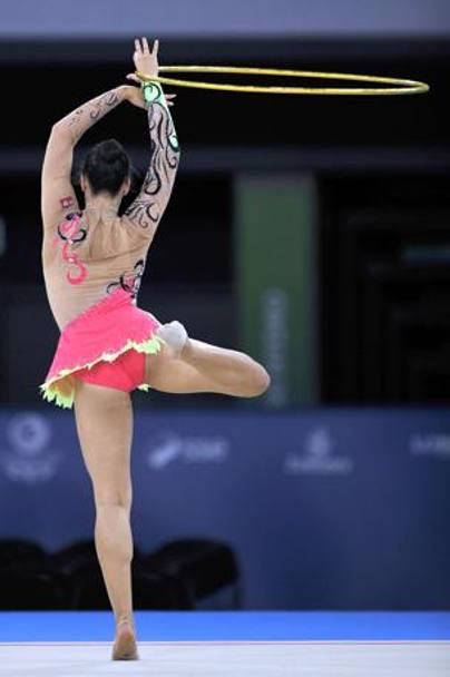 Gemma Lightbourne delle Bermuda impegnata nella prova di ginnastica ritmica. AFP